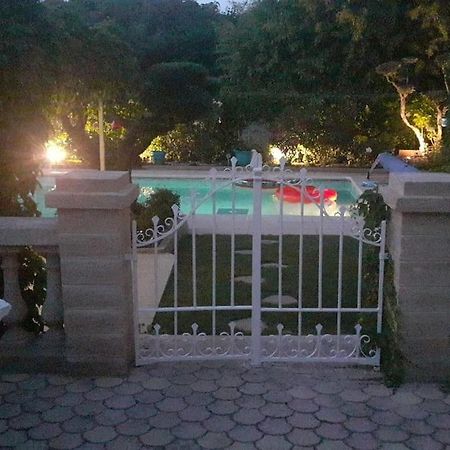 Le Jardin De Mae Apartman Bouc-Bel-Air Kültér fotó